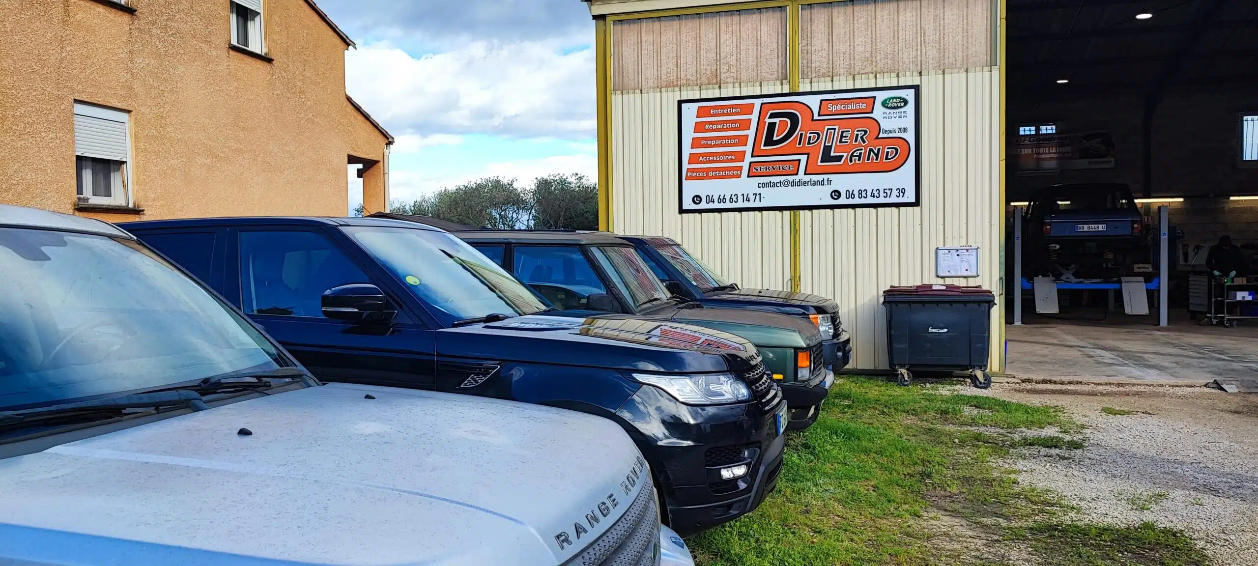 IMG_20260219_154053 Véhicules Land Rover devant le garage Didier Land (Gard)